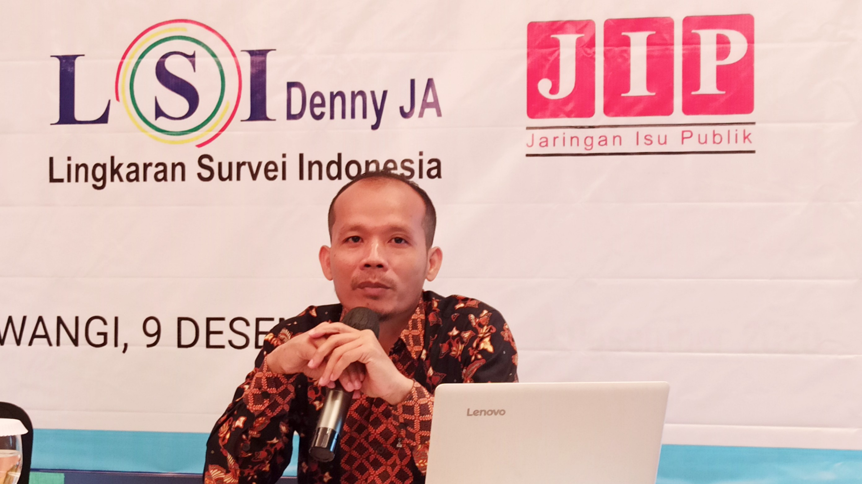 Peneliti LSI Denny JA Imam Fauzi Surahmat berikan keterangan hasil quick count Pilkada Banyuwangi (Foto: Muh Hujaini/Ngopibareng.id)
