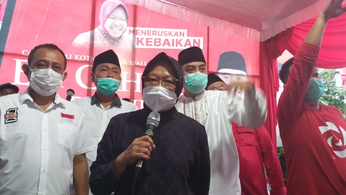 Walikota Surabaya Tri Rismaharini saat melakukan pidato kemenangan Eri Cahyadi-Armuji di Kantor DPC PDI Perjuangan Kota Surabaya. (Foto: Alief Sambogo/Ngopibareng.id)
