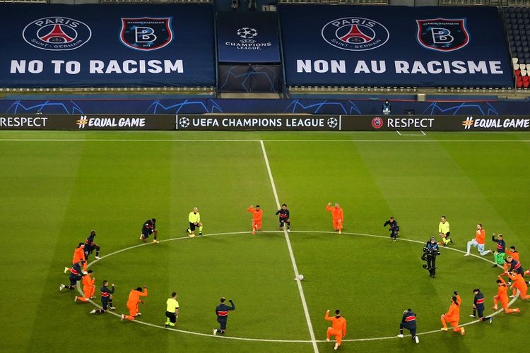 Para pemain Paris Saint Germain (PSG) dan Istambul Basaksehir berlutut di lapangan sebelum memulai laga pamungkas Grup H Liga Champions 2020/2021, Rabu 9 Desember 2020 malam waktu setempat, atau Kamis dini hari WIB, sebagai bentuk aksi menolak rasial. (Foto: Twitter PSG)