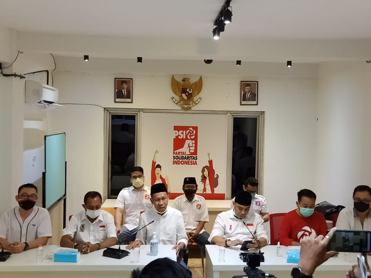 Eri Cahyadi dan Armuji ketika menggelar konferensi pers di kantor DPD PSI KOta Surabaya. (Foto: PSI Surabaya)