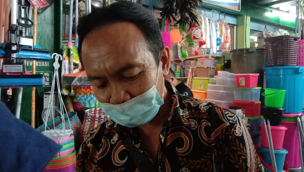 Kepala Bulog Subdivre Malang, Supriono memeriksa ketersediaan bahan pokok di Pasar Besar Kota Malang (Foto: Lalu Theo/ngopibareng.id) 