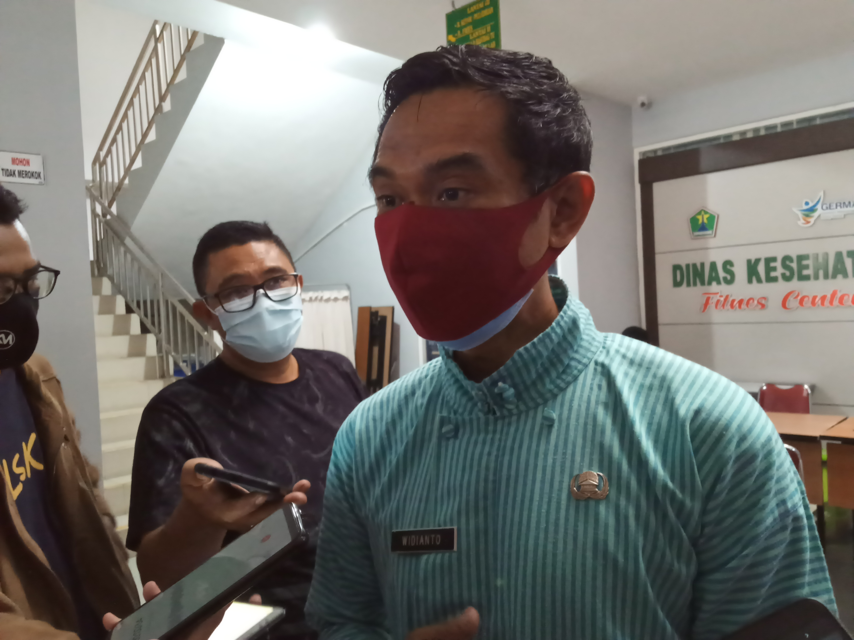 Kabag Humas Pemerintah Kota (Pemkot) Malang, Nur Widianto saat ditemui di Laboratorium Kesehatan Daerah Kota Malang (Foto: Lalu Theo/ngopibareng.id)