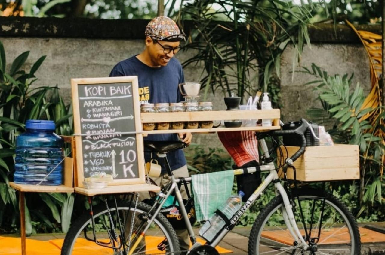 Gung Kriss kreatif menyatukan dua hobinya sepeda dan kopi dengan membuat mobile cafe Kopi Bike (baca: baik). (Foto: Istimewa)
