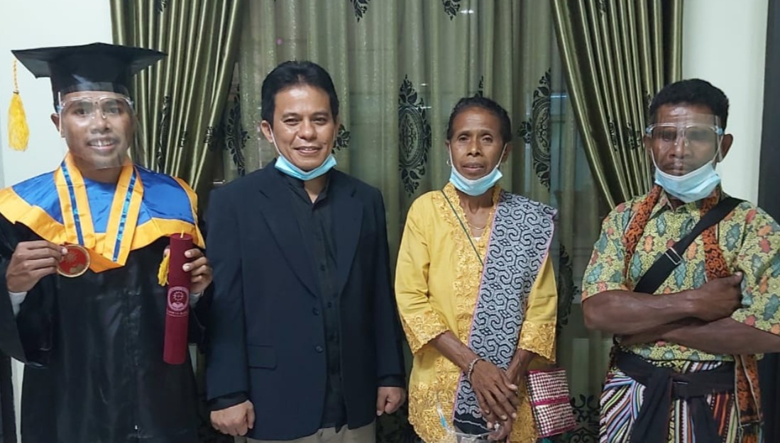 Salah satu keluarga Kristiani yang sukses mengenyam pendidikan di Muhammadiyah. (Foto: akun facebook Yanti Burhan)