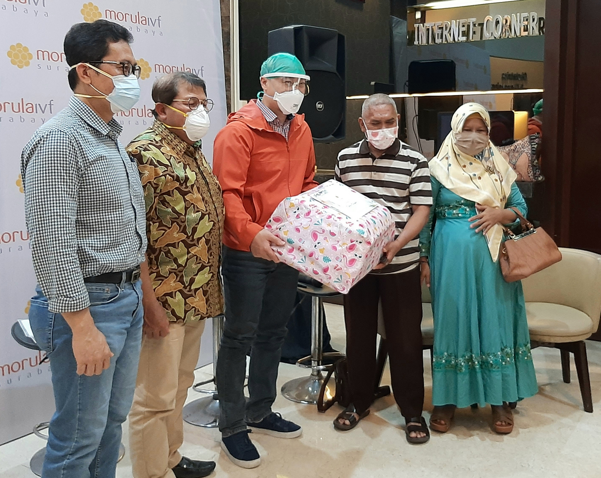 MorulaIVF Surabaya berikan hadiah untuk pasangan Somidi dan Su'udiyah, asal Sumenep, Jawa Timur. (Foto: Pita Sari/Ngopibareng.id)