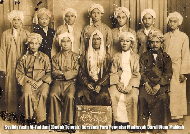 Syekh Yasin Al-Fadani (tengah) bersama para ulama Nusantara di Makkah, Arab Saudi. (Foto: ulama nusantara)