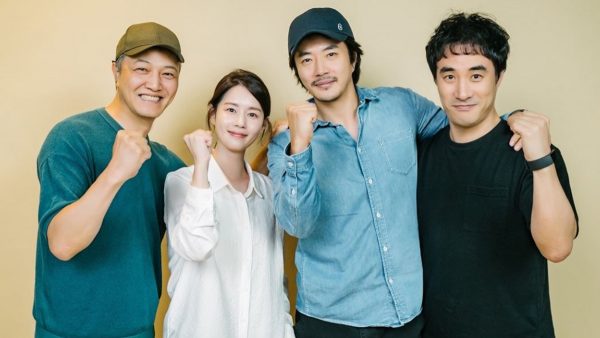 Aktor Bae Sung Woo (kedua kanan) pose bersama bintang drama Korea Selatan (drakor) Delayed Justice. (Foto: SBS)