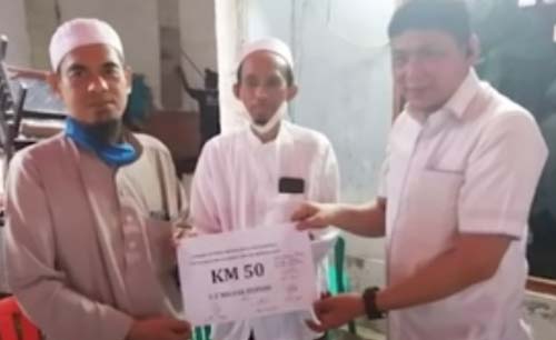 Irvan Gani memberikan bantuan uang hasil pengumpulan dri donatur, ke salah satu keluarga korban pembunuhan KM 50 Tol Jakarta-Cikampek, Jumat kemarin. (Foto:Istimewa)