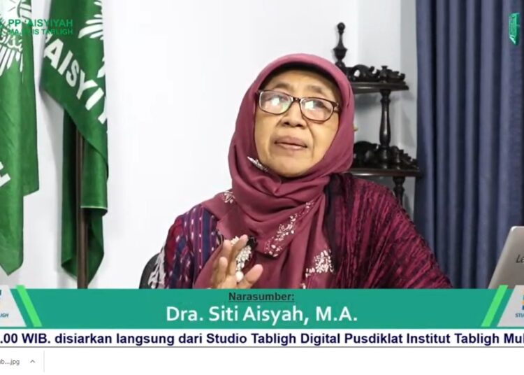 Siti Aisyah, Ketua PP ‘Aisyiyah saat pengajian Jumat. (Foto: Istimewa) 