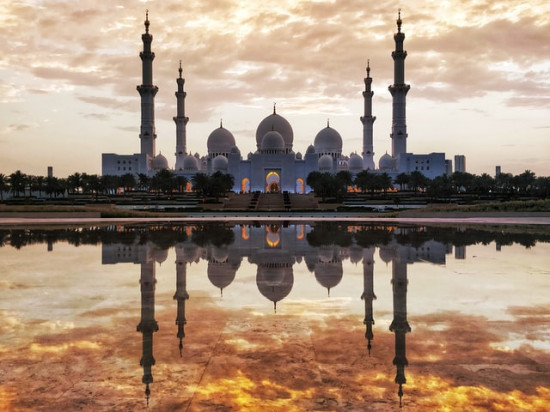 Masjid yang indah di dekat air. (Foto: Istimewa)