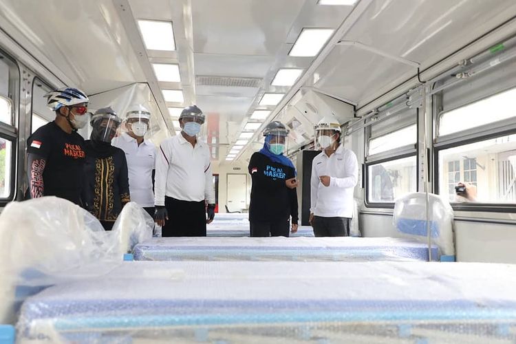 Gubernur Khofifah Indar Parawansa meninjau bed pasien Covid-19 di gerbong kereta yang disiapkan PT KAI Madiun, Minggu, 13 Desember 2020. (Foto: Istimewa)