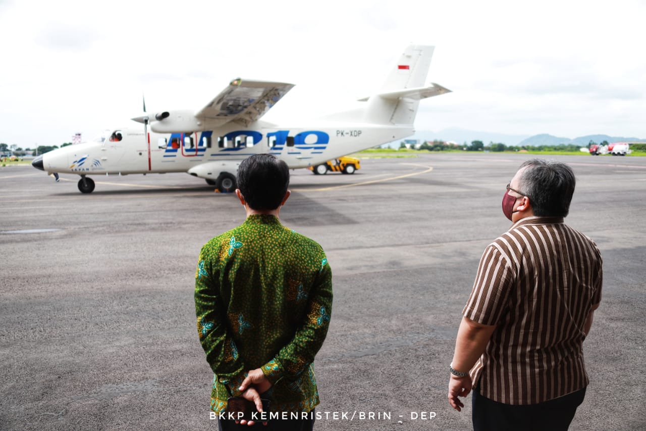 Menteri Riset dan Teknologi/Kepala Badan Riset dan Inovasi Nasional (Menristek/Kepala BRIN) Bambang PS Brodjonegoro menyaksikan uji terbang Pesawat Nurtanio CN-219 di Bandung, Jawa Barat. (Foto: Istimewa)