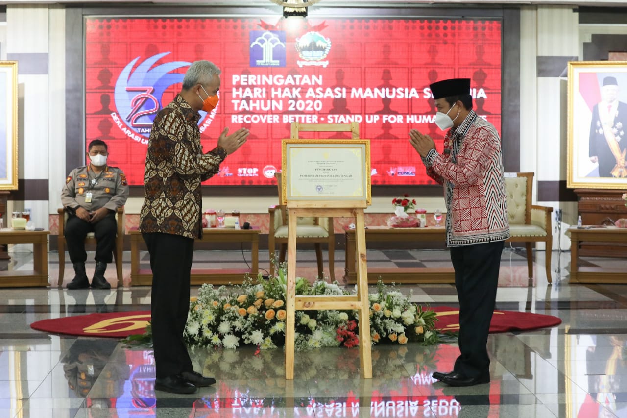 Gubernur Jawa Tengah Ganjar Pranoowo saat menerima penghargaan sebagai Pembina Kota dan Kabupaten Peduli HAM. (Foto: Istimewa)