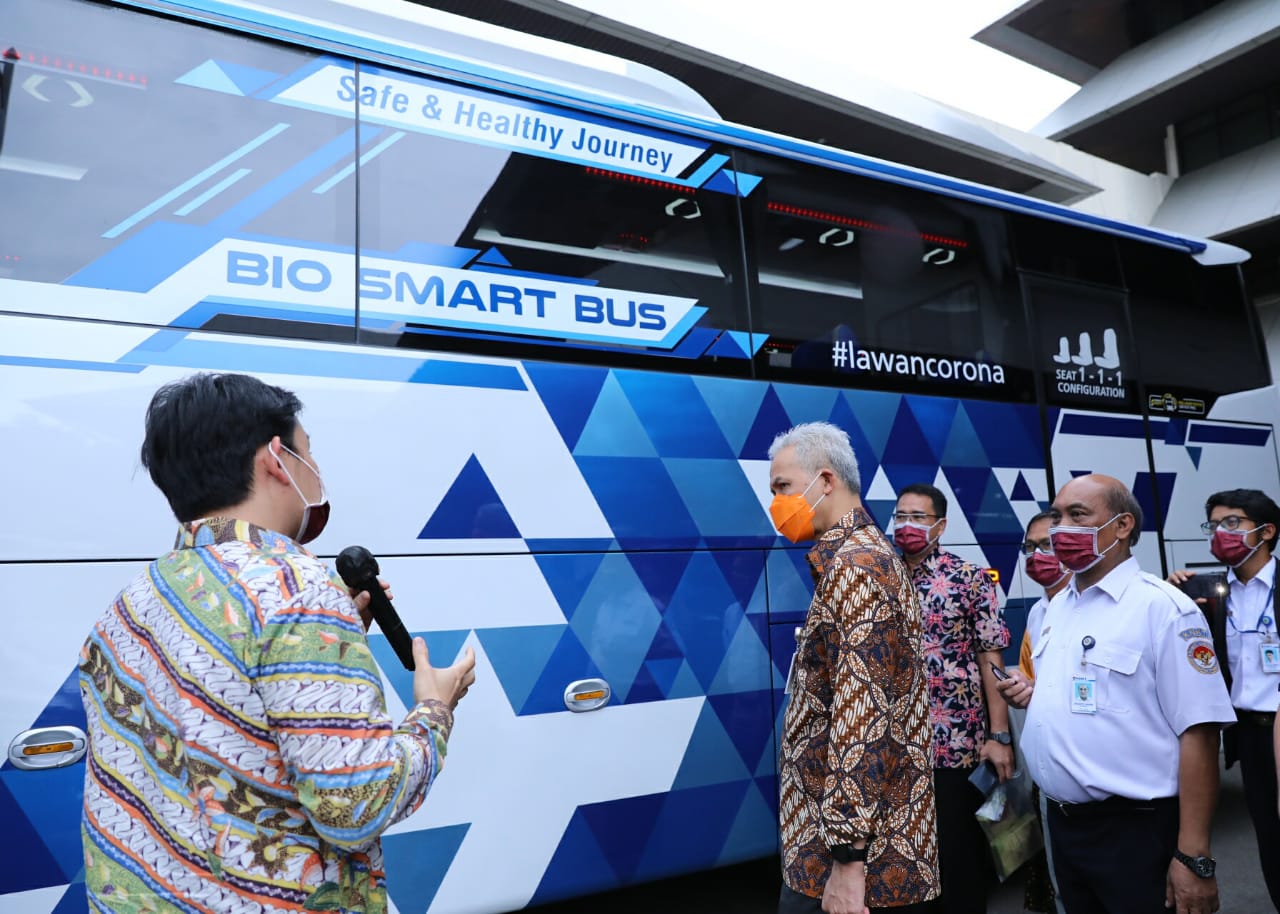 Gubernur Jawa Tengah meninjau dua bus anti corona karya karoseri Jateng. (Foto: Dok Prov Jateng)