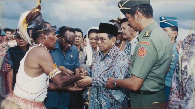 Presiden ke-4 Abdurrahman Wahid bersama orang-orang Papua. (Foto: dok/Ngopibareng.id)