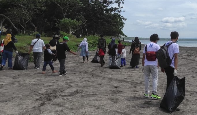 Komunitas Forum Bebas Sampah Banyuwangi (Forbis) melakukan bersih-bersih salah satu Geosite, Pantai Grajagan. (Foto: Istimewa)