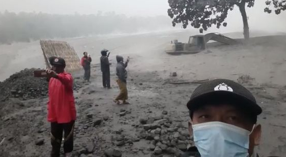 Warga berswa foto usai fenomena banjir lahar dingin Gunung Semeru, Lumajang, Jawa Timur. (Foto: Istimewa)
