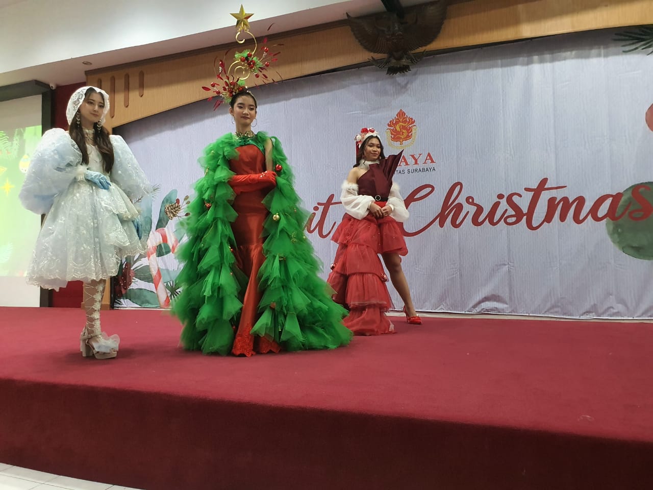 Tiga busana bertema Pohon Natal, Snowman, dan Santa Claus yang dibuat mahasiswa Fakultas Industri Kreatif (FIK) Ubaya. (Foto: Dok. Ubaya)