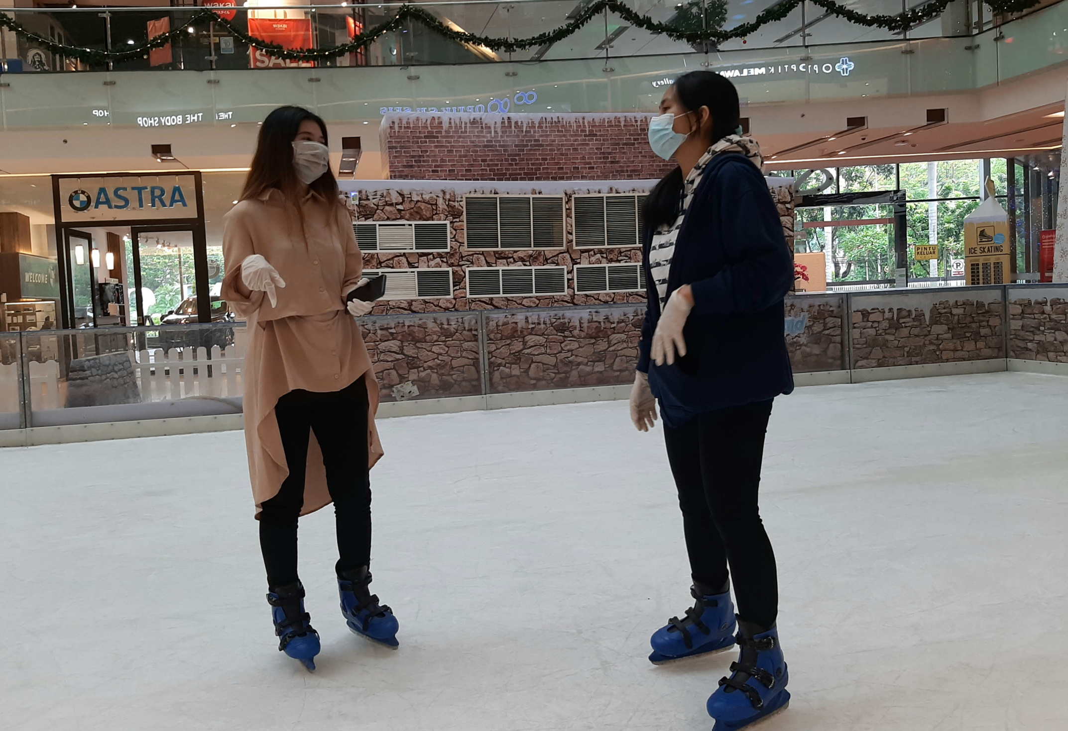 Prokes yang dikenakan pengunjung saat bermain ice skating mulai dari memakai masker hingga physical distancing. (Foto:Pita Sari/Ngopibareng.id)