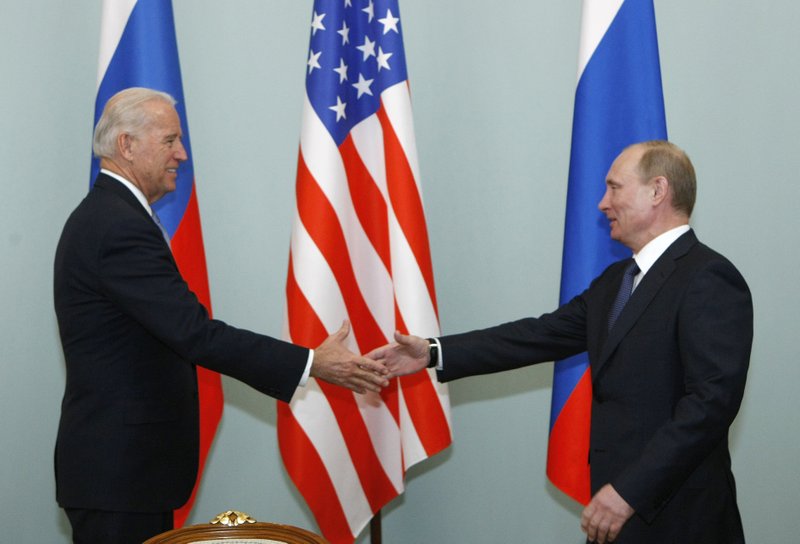 Presiden Rusia Vladimir Putin (kanan) dan Presiden AS Joe Biden. (Foto: ap-news)