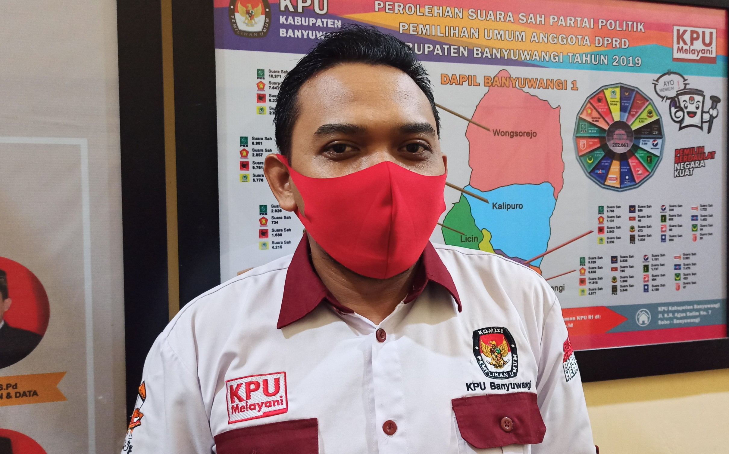 Komisioner KPU Banyuwangi Divisi Parmas, Dian Purnawan (foto:Muh Hujaini/Ngopibareng.id)