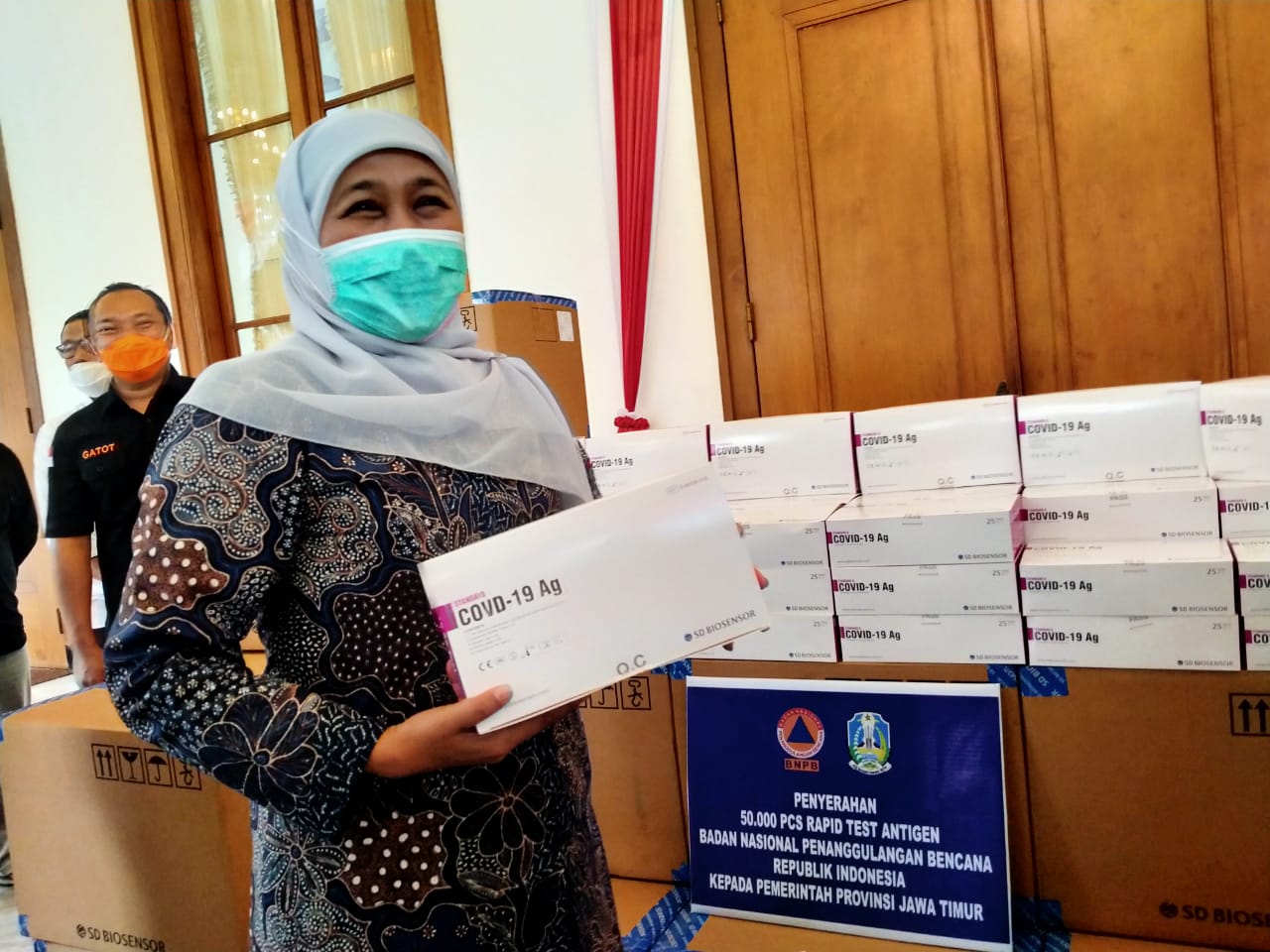 Gubernur Jawa Timur, Khofifah Indar Parawansa menerima bantuan BNPB berupa alat rapid antigen di Gedung Negara Grahadi, Surabaya, Rabu 16 Desember 2020. (Foto: Fariz Yarbo/Ngopibareng.id)