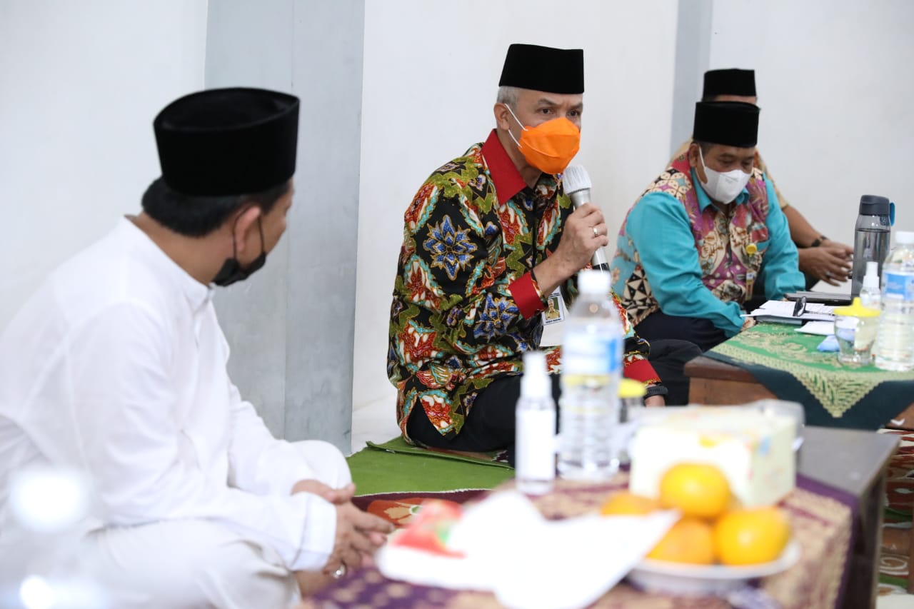 Gubernur Ganjar mengikuti diskusi bersama ulama, akademis, dan tokoh agama lain untuk jihad kebangsaan. (Foto: Dok Prov Jateng)