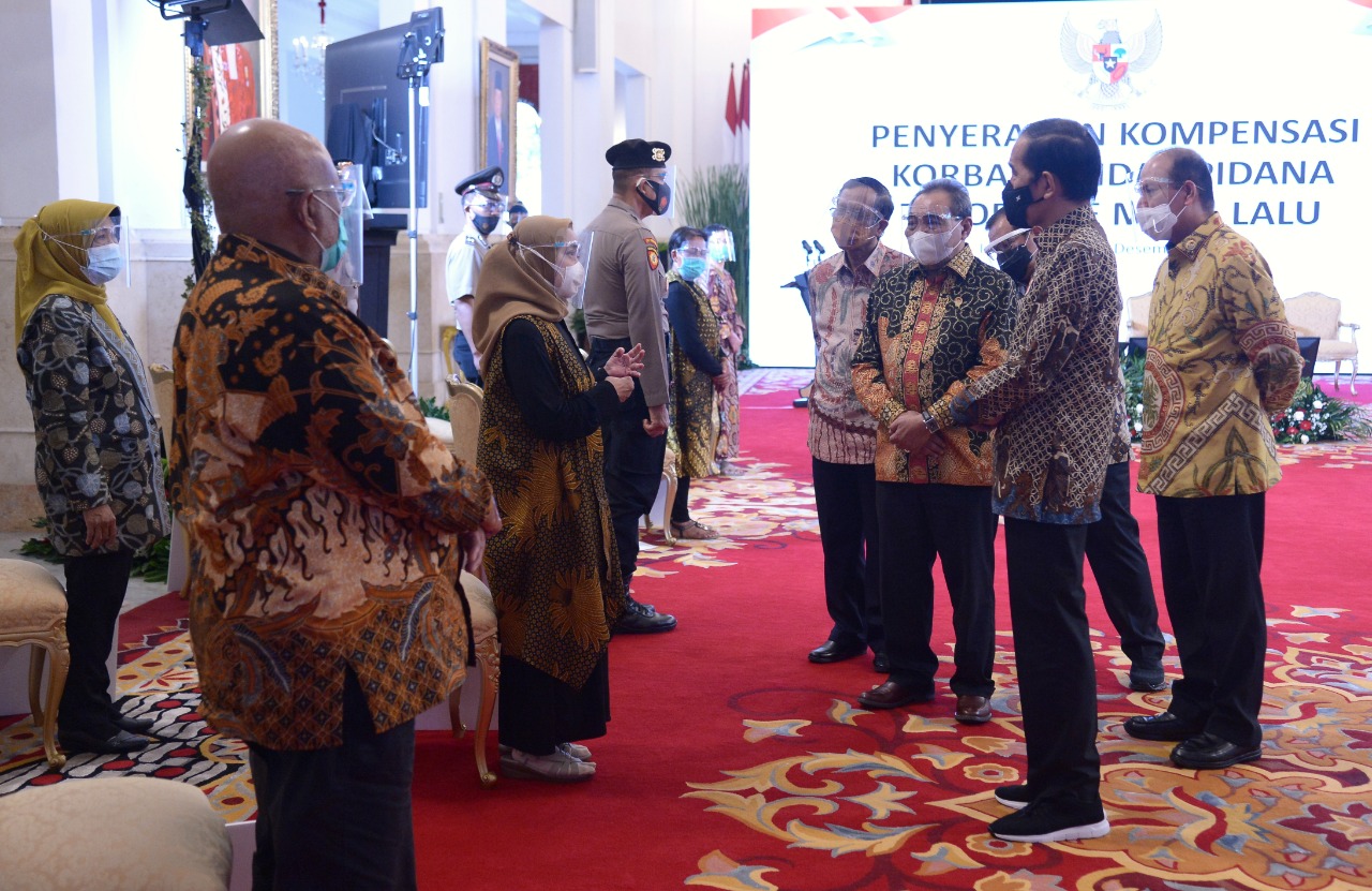 Presiden Jokowi menyerahkan kompensasi bagi korban teriorisme. (Foto: Setpres)