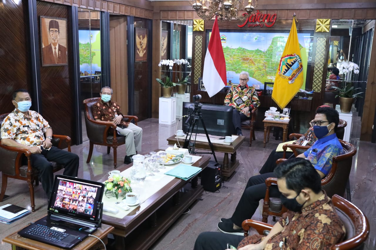 Gubernur Jawa Tengah Ganjar Pranowo saat pengukuhan sekolah Adipangastuti secara daring di Kantor Gubernur, Kamis 17 Desember 2020. (Foto: Dok. Pemprov Jateng)