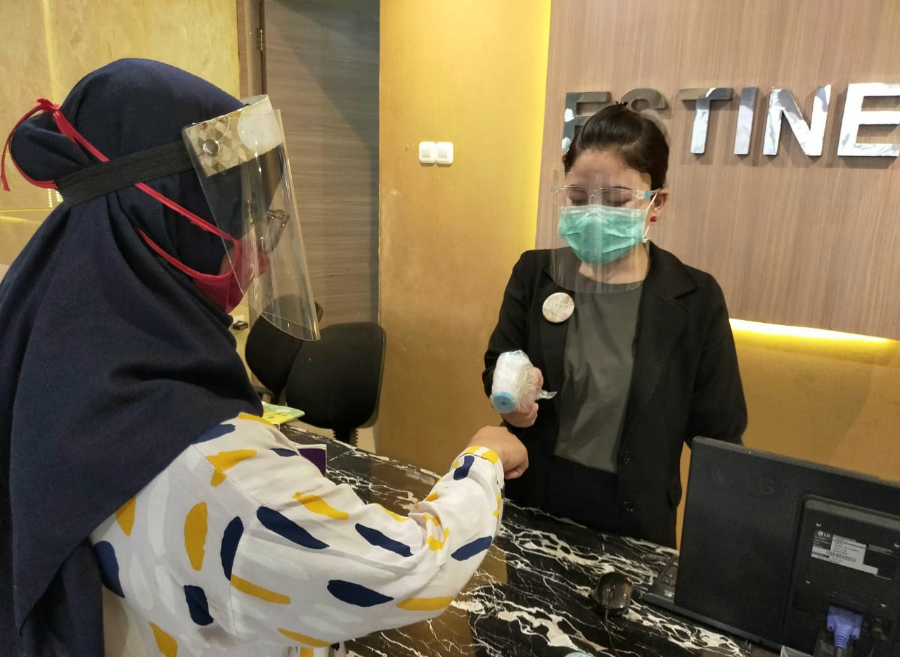 Penerapan protokol kesehatan 3M saat masuk klinik kecantikan di Surabaya. (Foto:istimewa)
