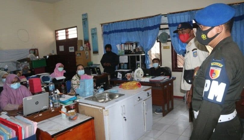 Tim gabungan melakukan razia penegakan protokol kesehatan di kantor OPD Pemkot Probolinggo. (foto: Ikhsan Mahmudi/Ngopibareng.id)