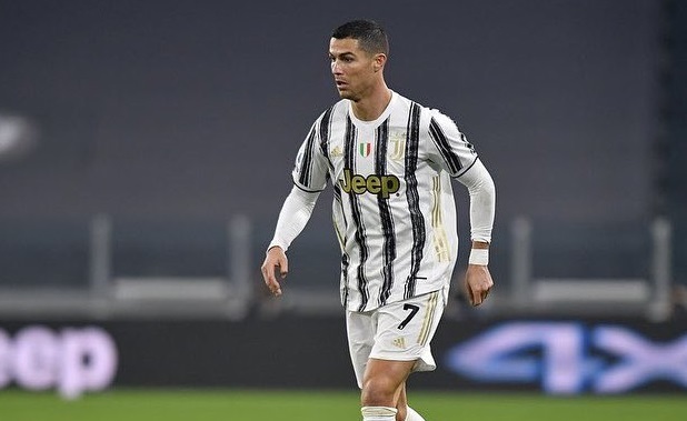 Gestur tubuh Cristiano Ronaldo terlihat kecewa karena tak terpilih sebagai pemain terbaik FIFA 2020. (Foto:  
