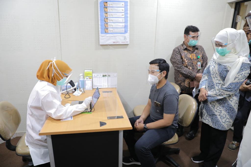Gubernur Jatim, Khofifah Indar Parawansa (kanan) meyaksikan simulasi proses vaksinasi Covid-19 di RSI Jemursari, Surabaya, Jumat 18 Desember 2020. (Foto: Humas Prov Jatim)