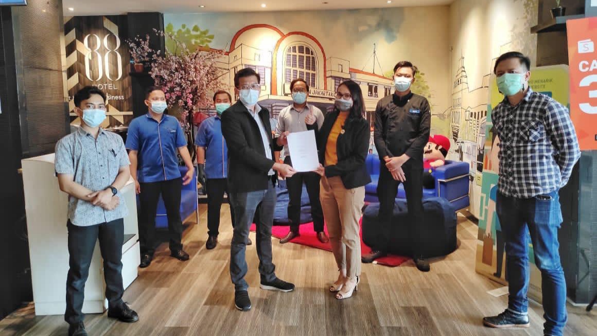 Manajemen hotel di bawah Waringin Hospitality Hotel Group menunjukkan sertifikat CHSE dari Kemenparekraf. (Foto: Istimewa)