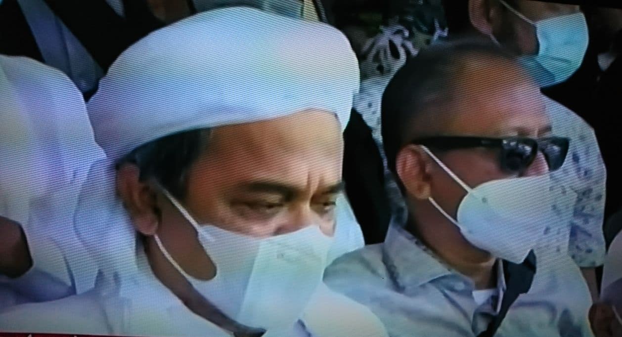Polisi meminta peserta unjuk rasa 1812 FPI di Jakarta, untuk melakukan rapid tes antigen. Mereka berunjukrasa menolak penangkapan Rizieq Syihab. (tangkapan layar)