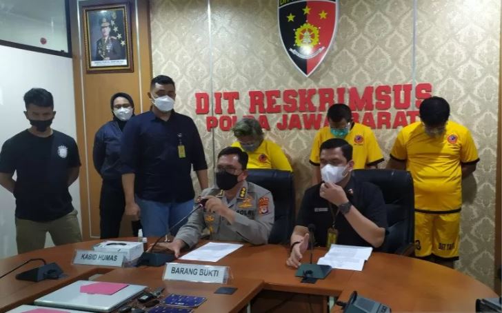 Polisi menunjukkan tiga tersangka kasus protitusi artis TA, di Bandung, Jumat. (Foto: Antara/Bagus Rizaldi)
