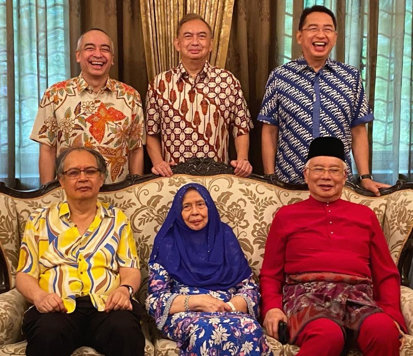 Foto kenangan mendiang Tuh Rahah Mohd Noah, ibunda mantan Perdana Menteri (PM) Malaysia, Najib Razak (baju merah). (Foto: Twitter)