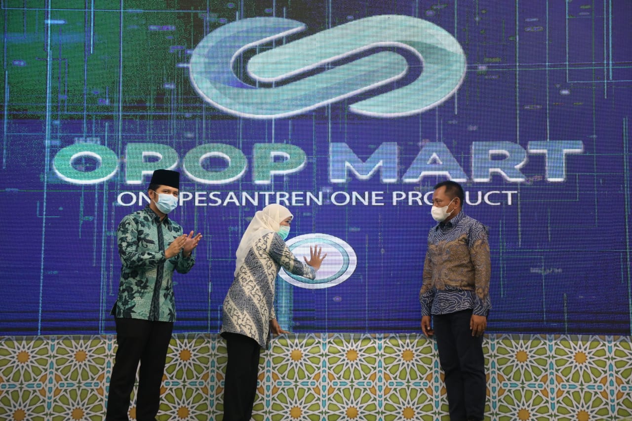 Gubernur Jatim, Khofifah Indar Parawansa (tengah) didampingi Wagub Emil Elestianto Dardak dan Ketua OPOP Prov Jatim Heru Tjahjono saat meresmikan OPOP Mart di Maspion Square, Surabaya, Jumat 18 Desember 2020. 