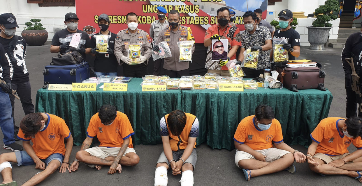 Tersangka jaringan narkoba setelah dibawa ke Mapolrestabes Surabaya. (Foto: Andhi Dwi/Ngopibareng.id)