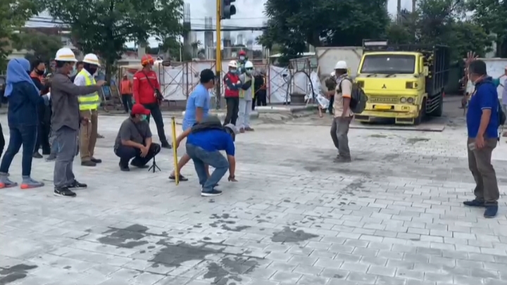 Proses uji coba traksi untuk menguji kekuatan konstruksi ruas jalan dari bahan batu andesit di Kawasan Wisata Kayutangan Heritage, Kota Malang. (Foto: Istimewa)