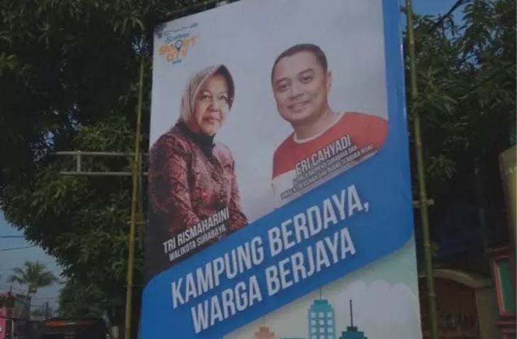  Alat peraga kampanye (APK) berupa baliho bergambar Wali Kota Surabaya Tri Rismaharini dan Cawali Surabaya Eri Cahyadi yang beredar di Kota Surabata saat Pilkada 2020. (Foto: Antara/Center Eri-Armuji)