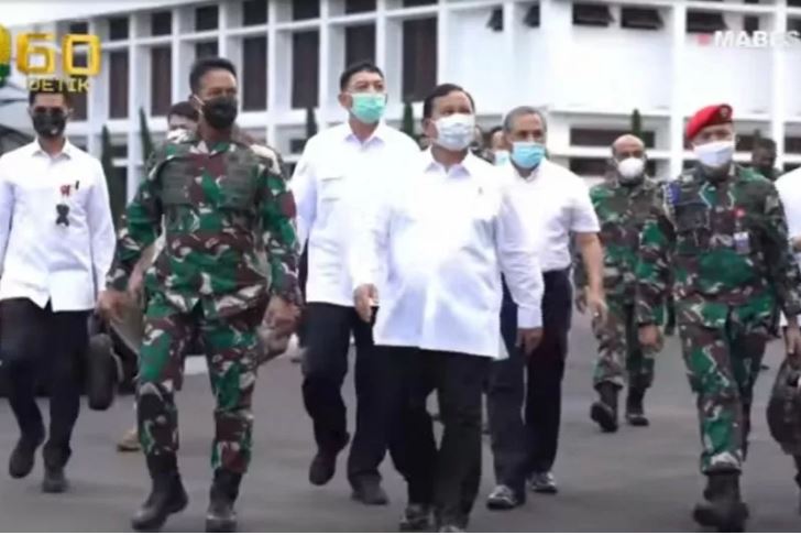 Menteri Pertahanan Prabowo Subianto, didampingi Kasad Jenderal TNI Andika Perkasa, saat berkeliling Mabesad, Jakarta. (HO-Youtube TNI AD)