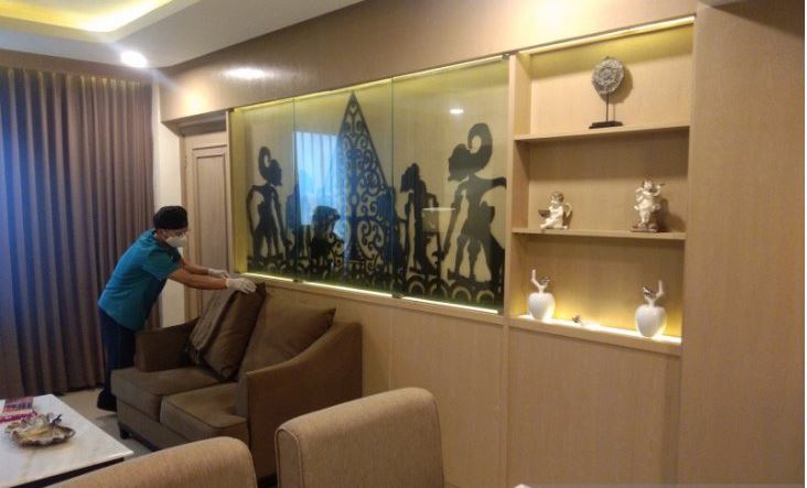 Petugas membersihkan salah satu ruangan kamar di hotel Grand Inna Malioboro Yogyakarta dengan menerapkan protokol kesehatan di tengah wabah COVID-19. (Foto: Antara/Hery Sidik)