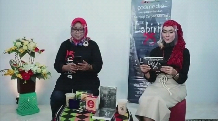 Wina Bojonegoro (kanan) saat meluncurkan Buku Analogi Cerpen Misteri Labirin 25. (Foto: Pita Sari/Ngopibareng.id)