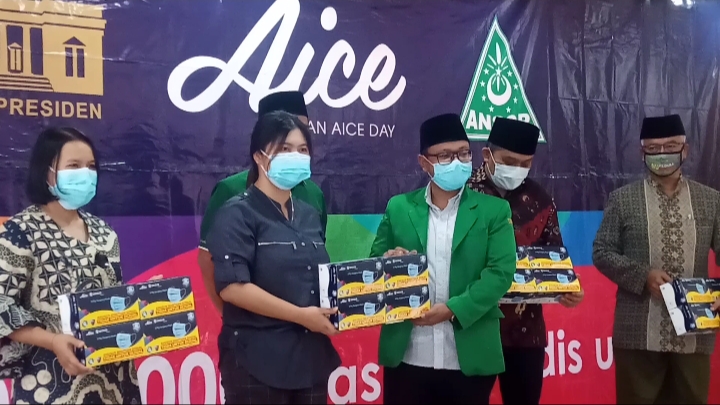 Brand Manager Aice Group, Sylvana saat menyerahkan bantuan masker kepada Ketua GP Ansor Kota Malang, Fatih Sulaiman di Kantor PCNU Kota Malang (Foto: Lalu Theo/ngopibareng.id)