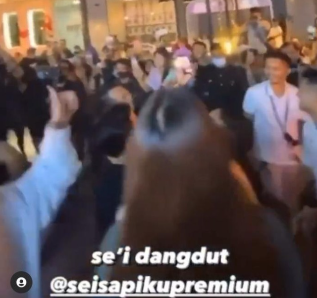 Tangkapan layar kerumunan orang saat pembukaan restoran milik crazy rich Surabaya, Tom Liwafa, pada 5 Desember 2020. (Foto: Instagram)