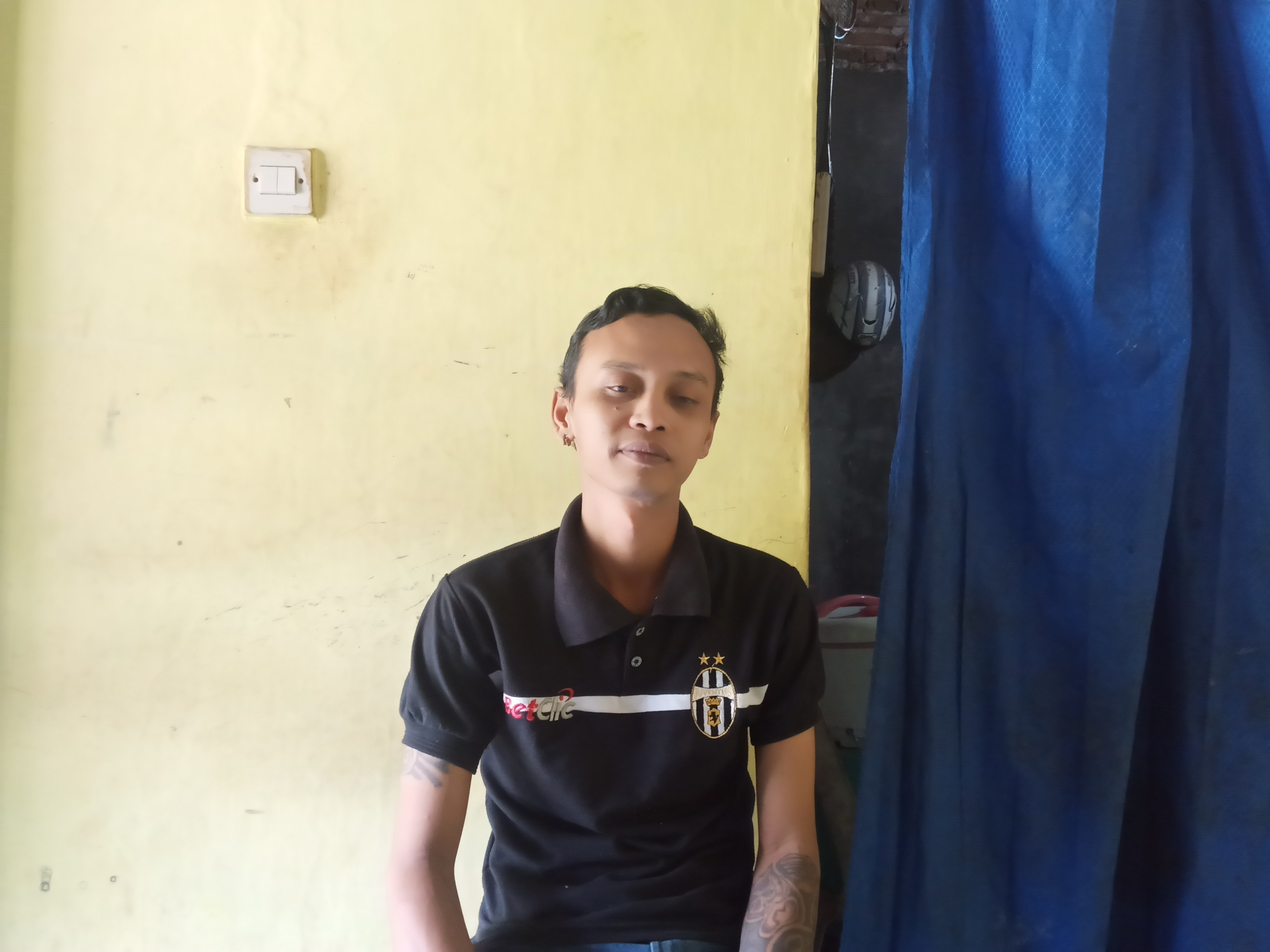 Perantau asal Malang, Dedik Purnomo yang nekat seberangi Balikpapan-Malang menggunakan galon saat ditemui di rumahnya (Foto: Lalu Theo/Ngopibareng.id)
