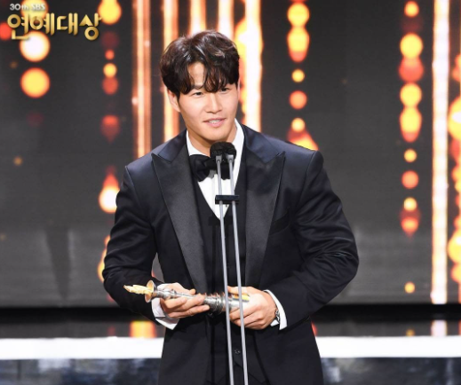 Kim Jong Kook meraih Grand Award (Daesang) di ajang penghargaan SBS Entertainment Awards 2020. (Foto: Dok. SBS)