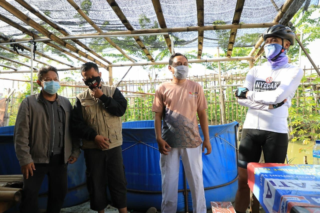 Guberur Ganjar Pranowo mengunjungi mantan napi teroris yang berbudidaya lele di Sumur Adem IV Kelurahan Bangetayu Kulon Kecamatan Genuk. (istimewa) 