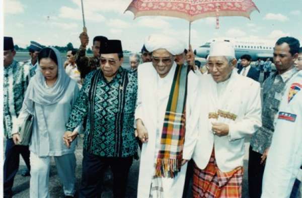 KH Abdurrahman Wahid berjalan bersama Abah Guru Sekumpul (KH Zaini Abdu Ghani Martapura) di Kalimantan Selatan. (Foto: Istimewa)